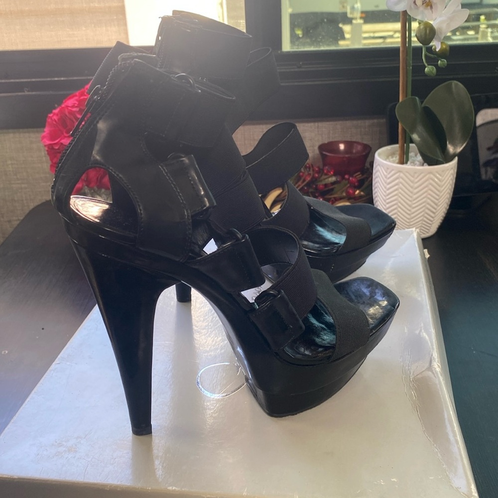 Beautiful Black Elastic style Js- Kale size 7.5 open toe shoes